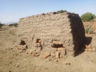 Brennerei für Ziegel zum optimalen Schutz der Baum-Setzlinge in Tengani, Malawi