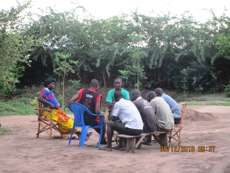 Versammlung vnn AAA Malawi mit den Chiefs der Dörfer auf dem Hof der Projektbasis