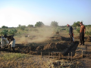 Baustelle von AAA Malawi für Projektbasis mit Haus und Umzäunung