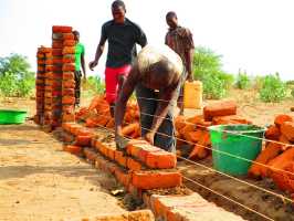 Bau eines stabilen Zauns um Projektbasis von Active Aid in Africa, Malawi