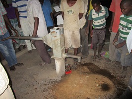 Active Aid in Africa - Reparatur von Brunnen in Camp, Tengani