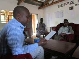 AAA mit Direktor der Mpatsa CDSS Mr. Camboko im Lehrerzimmer