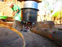 Drei-Steine-Holzfeuer in Malawi