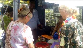 Bruder Martin Afrikapräsenz segnet Malawi und Alice Maere, Afrikafest 2014, AAA-Stand