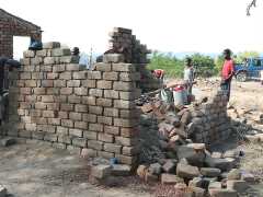 Ruine und AAA-Malawi-Baustelle von alterm Mann in Nthumba-Nov-2019