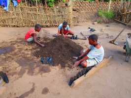 Pflanzsäckchen werden mit Erde befüllt, Malawi