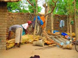 Vorbereitung der Überdachung für Baumschule, Active Aid in Africa, Malawi