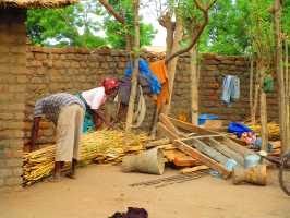 Vorbereitung der Überdachung für Baumschule, Active Aid in Africa, Malawi