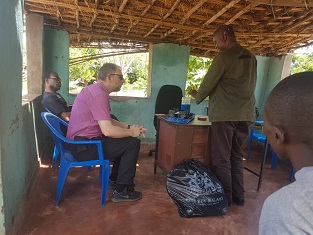 Missionare diskutieren mit Projektleiter, Ngona
