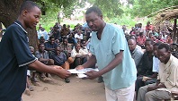 Dörferversammlung in Tengani, Malawi