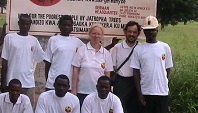 Örtliches Management von Active Aid in Africa in Ngona, Malawi, Prjektschildaufstellung