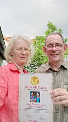 Birgit und Robert mit der Funk Uhr-Urkunde