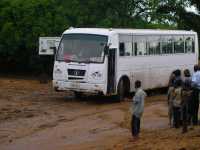Halt mit dem Bus irgendwo im Inneren des heißen Kontinents - Afrika, Malawi