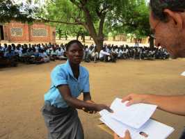 Wir verteilen Briefe deutscher Schüler in Malawi
