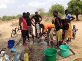 Active Aid in Africa: Brunnenreparatur in Chokolo, Tengani, Malawi