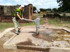 Active Aid in Africa: Brunnenreparatur in Chokolo, Tengani, Malawi