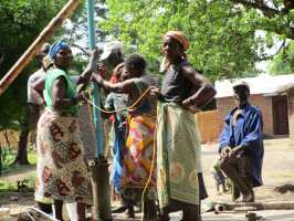 Active Aid in Africa: Brunnenreparatur in Chokolo, Tengani, Malawi