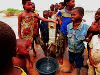 Fertiger Brunnen aus 2013 in reger Benutzung, Acitve Aid in Africa, Malawi
