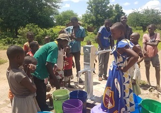 Active Aid in Africa: Brunnenreparatur in Ntolongo, Tengani, Malawi