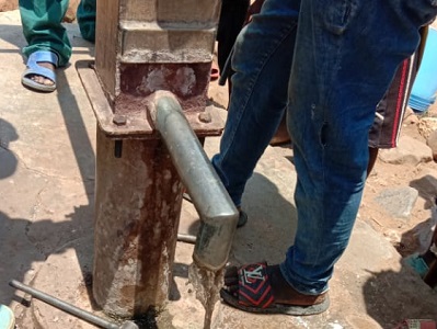 Nur noch rostiges Wasser in Nyanthumbi, Tengani, Malawi