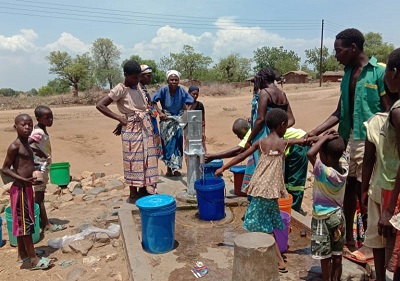 Active Aid in Africa: Brunnenreparatur in Nyanthumbi, Tengani, Malawi