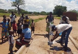 Active Aid in Africa: Brunnenreparatur in Ntolongo, Tengani, Malawi