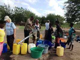 Viele Brunnen wollen saniert werden, um die Bevölkerung mit sauberem Wasser zu versorgen.