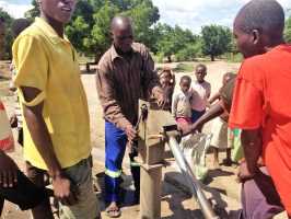 Active Aid in Africa: Brunnenreparatur in Chokolo, Tengani, Malawi