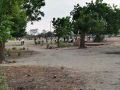 Ehemaliges Flutcamp, jetzt wieder Fußballplatz, Ende 2019 in Tengani