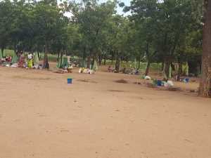 Die Flut nach Zyklon Idai nahm alles mit.Die Menschen campieren im Freien, ohne Dach ueberm Kopf, Tengani, Malawi Maerz 2019