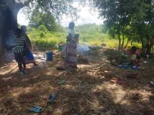 Die Flut nach Zyklon Idai nahm alles mit.Die Menschen campieren und kochen im Freien, ohne Dach ueberm Kopf, Tengani, Malawi Maerz 2019