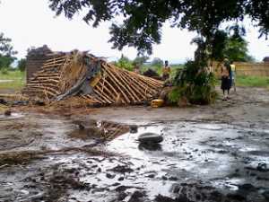 Die Flut nach Zyklon Idai nahm alles mit.Ein Haufen bleibt zurück vom Haus, Tengani, Malawi Maerz 2019