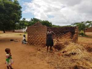 Tengani/ Malawi, Zerstörte Häuser nach dem Zyklon Idai und Flut 2019