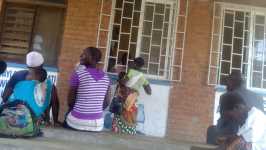 Warten auf Medikamente im Nsanje Hospital, Tengani, Malawi