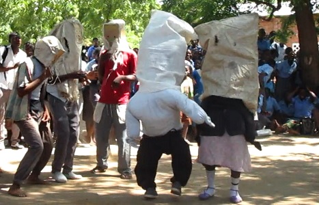 Gule Wamkulu an der Mpatsa CDSS, Tengani, Malawi in Englisch