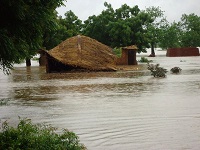 Nsanje, Malawi, Es regnet in Strömen, das Wasser steigt.