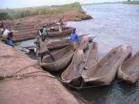 Boote abgeparkt am Shire-Ufer