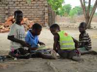 Kinder lernen Samen vorzubereiten für die Aussaat, Tengani, Malawi