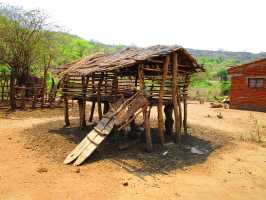 Traditionelle Sena-Huette auf Stelzen, Lower Shire, Malawi