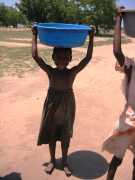 Tengani, Malawi: Kinder holen Wasser