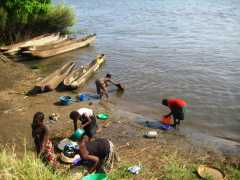 Malawi: Wasser holen aus dem Fluss, wenn der Brunnen kaputt ist