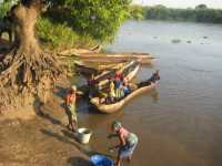 Boote am Shire-Fluss zur Überfahrt nach Mosambik