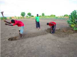 Bau der Außenmauer für das Zentrum von Active Aid in Africa, Malawi
