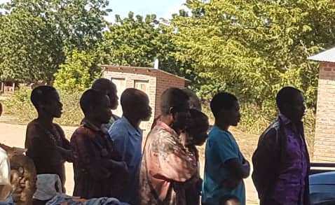 Menschen warten auf die Hilfe von Active Aid in Africa, Tengani, Malawi 2019