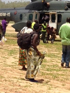 Ngona,Lower Shire, Transport in eine ungewisse Sicherheit per Helikopter