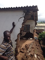 Nsanje, Malawi, Tengani, Malawi, das Wasser hat alles mitgenommen, sogar eine Hauswand.