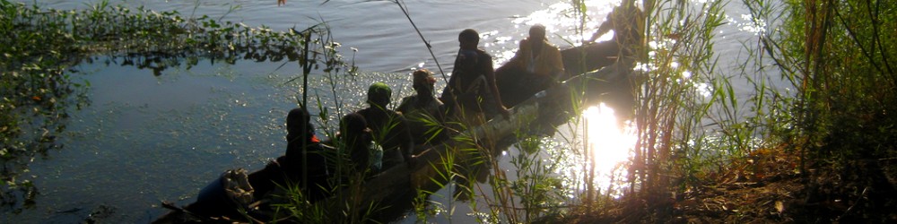 Mit dem Boot auf dem Shire bei Ngona