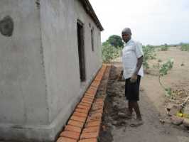 Bau der Regenrinne am AAA-Haus, Malawi