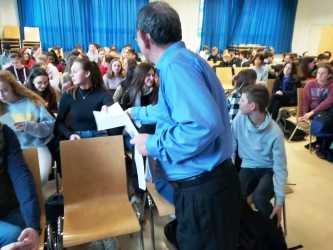 Wir verteilen Briefe malawischer Schüler in Pforzheim