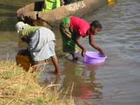 Wasser aus dem Fluss für täglichen Bedarf, Tengani, Malawi